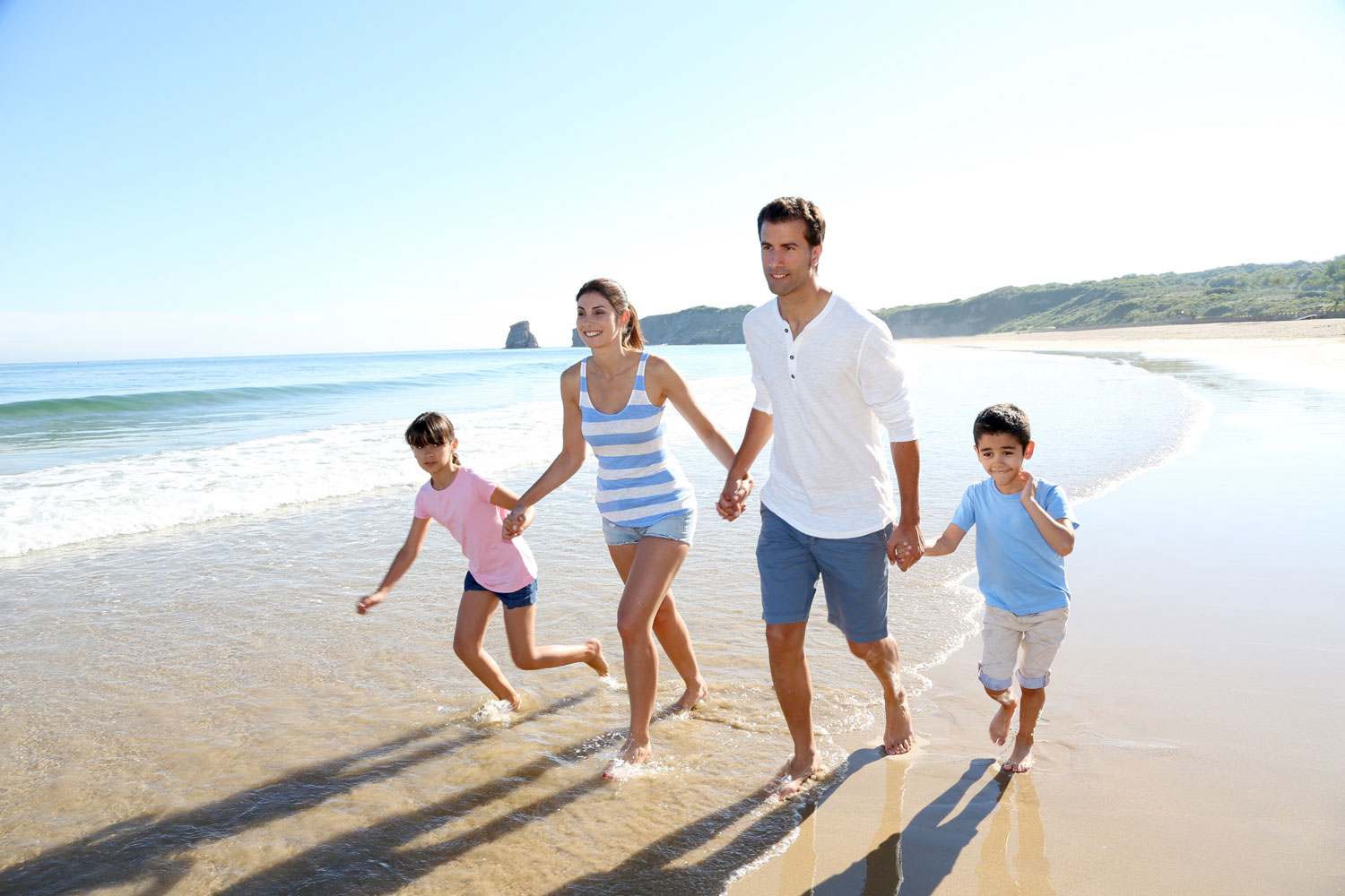 Голые семейные пары с детьми на пляже